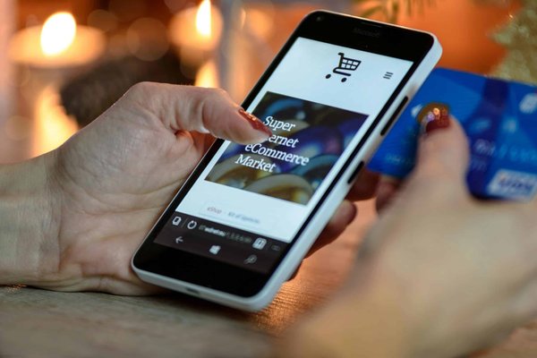 Comment gérer les enjeux juridiques des pratiques commerciales transfrontalières dans l'e-commerce?