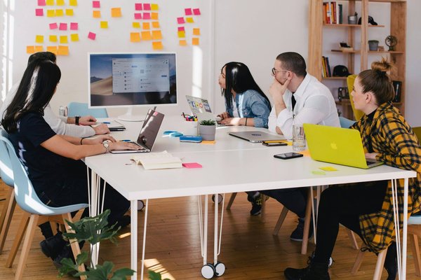 Quels défis spécifiques à la gestion des équipes dans le secteur du divertissement et comment les surmonter ?