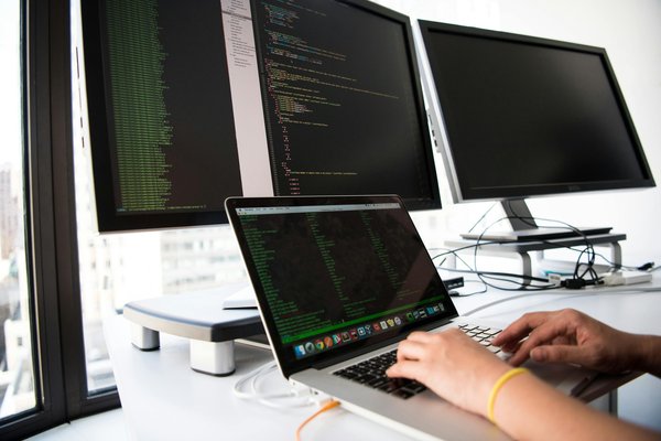 Quelles stratégies pour enseigner les bases de la programmation aux employés non-techniques ?