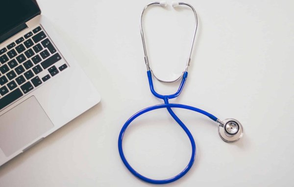 Quels sont les défis de la conformité réglementaire pour les petites entreprises dans le secteur de la santé ?