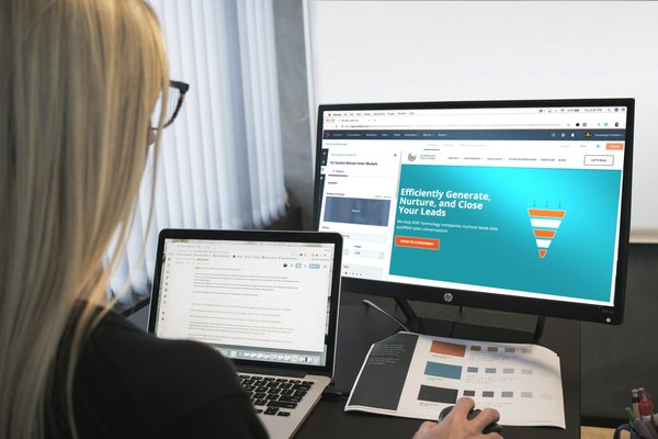 Stratégies pour l'externalisation efficace du marketing numérique dans les entreprises de voyage