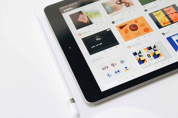 Comment les entreprises de mode peuvent-elles bénéficier de services de design graphique externalisés ?
