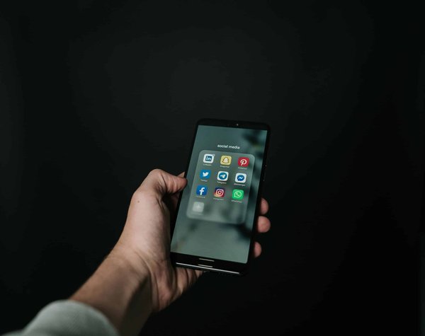 Comment les entreprises de loisirs en plein air peuvent-elles utiliser les médias sociaux pour promouvoir des activités respectueuses de l'environnement ?