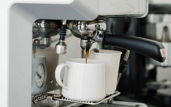 Avantages et inconvénients d'un distributeur de boissons chaudes en free standing