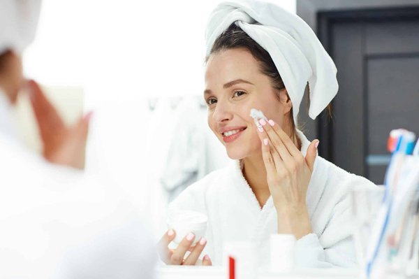 Routine de soin du visage pour les peaux sensibles : conseils et produits recommandés